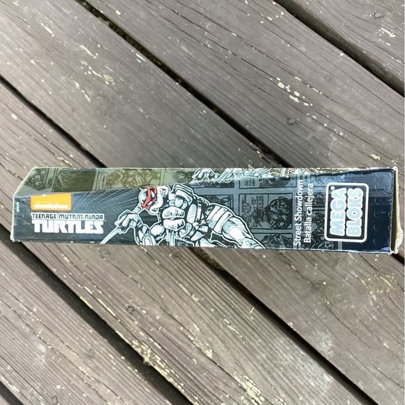 Mega Bloks Teenage Mutant Ninja Turtles Eastman Laird Street Showdown Set - Picture 3 of 4